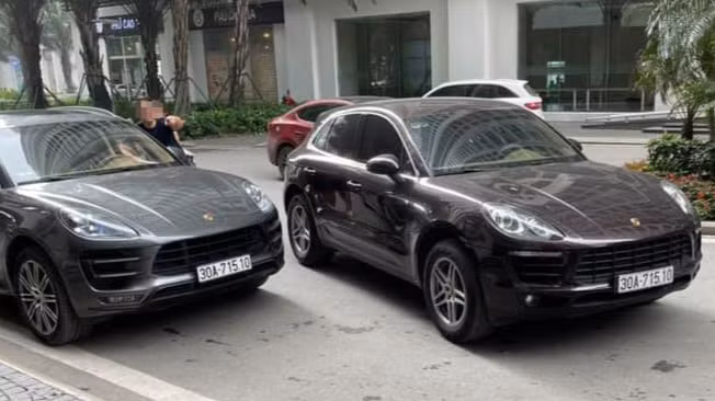 Hai chiếc xe Porsche. Ảnh S.T Lộ hình ảnh tài xế lái Porsche biển giả ở Hà Nội ảnh 2