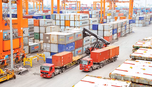 Người dân cạn tiền mua sắm? - Ảnh 2.