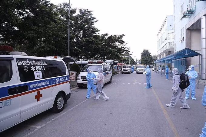 Chuyển 500 bệnh nhân và người nhà khỏi Bệnh viện K ảnh 1 Xe cấp cứu lần lượt đưa 500 người đi cách ly tập trung. Ảnh: Trần Hà.