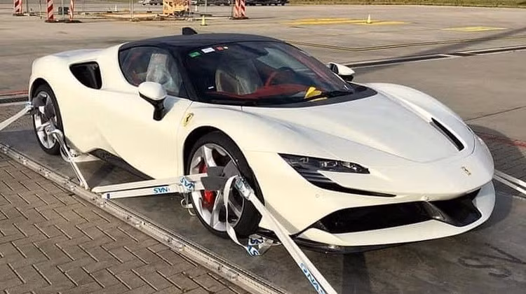 Nhiều siêu xe chào hàng đại gia Việt giá vài chục tỷ đồng