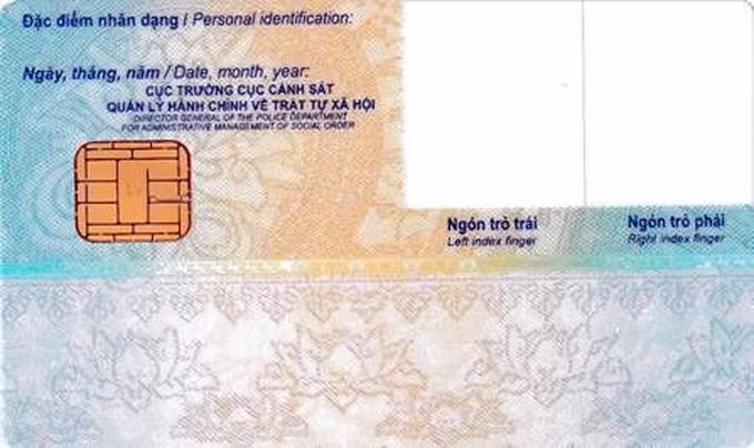 Con chip được gắn mặt sau của thẻ. Ảnh: Bộ Công an