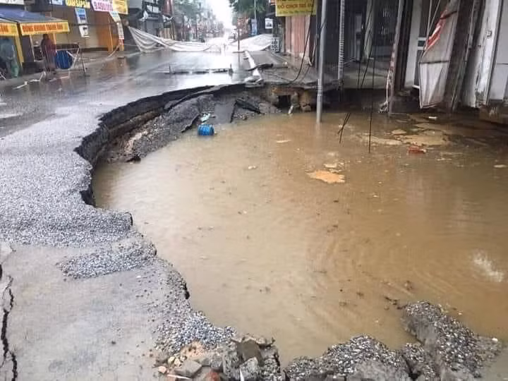 Hố tử thần ở Hà Nội tiếp tục nở rộng sau trận mưa lớn - 1
