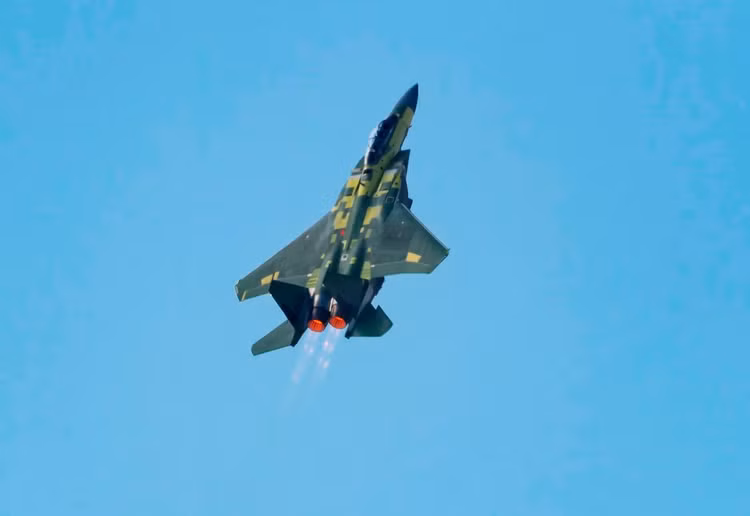 Máy bay chiến đấu F-15EX trình diễn bay theo phương thẳng đứng “Viking” trong chuyến bay đầu tiên. (Ảnh của Eric Shindelbower, hãng Boeing)