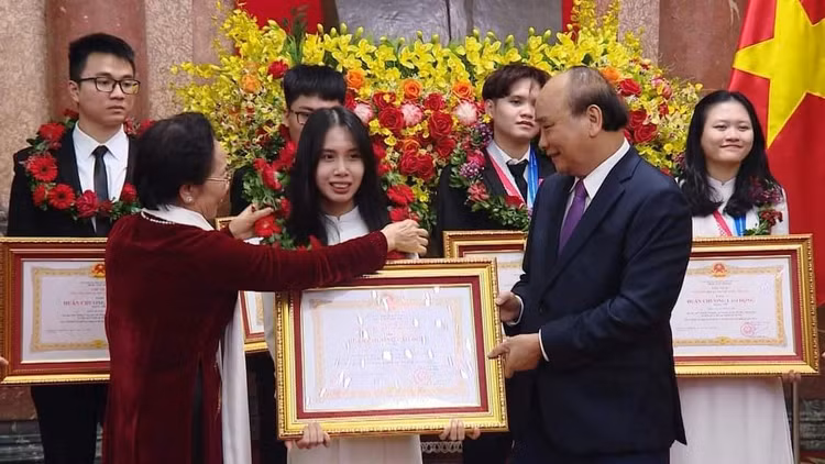 chu-tich-nuoc-tang-huan-chuong-lao-dong-4.jpg