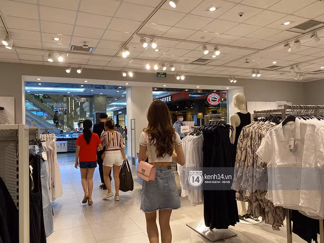 Loạt store H&M Việt Nam tối nay: Ở Hà Nội vắng hơn bình thường, bị viết cả lời phản đối lên poster; TP.HCM vẫn đông đúc - Ảnh 16.