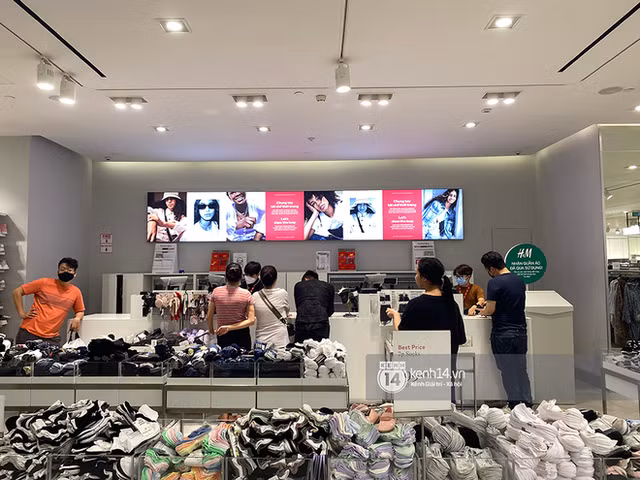 Loạt store H&M Việt Nam tối nay: Ở Hà Nội vắng hơn bình thường, bị viết cả lời phản đối lên poster; TP.HCM vẫn đông đúc - Ảnh 7.