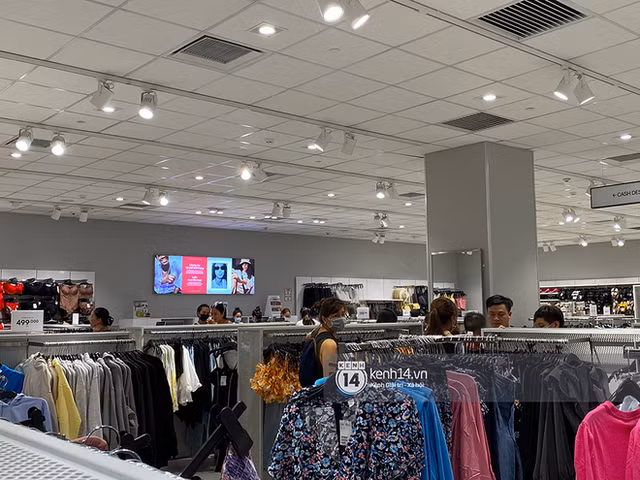 Loạt store H&M Việt Nam tối nay: Ở Hà Nội vắng hơn bình thường, bị viết cả lời phản đối lên poster; TP.HCM vẫn đông đúc - Ảnh 17.