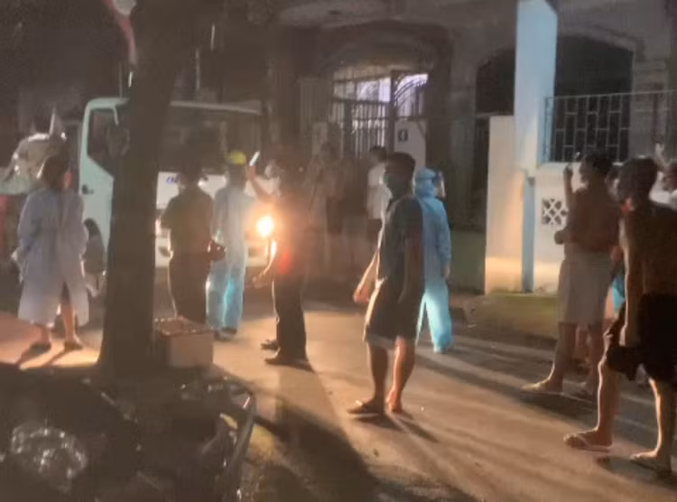 Bắc Giang: Điều cả xe thang tới cưỡng chế đi cách ly F1 cố thủ trên tầng 3 - 3