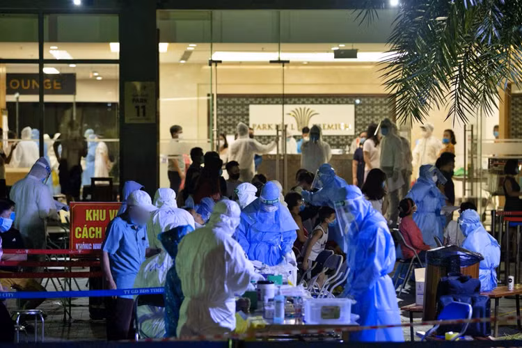 Hà Nội: Xuyên đêm lấy mẫu xét nghiệm cho 3.600 cư dân Park 11 - Times City - 1