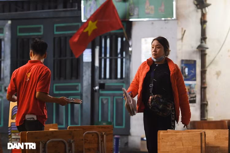 Công an Hà Nội kiểm tra xuyên đêm, yêu cầu hàng quán đóng cửa trước 0h - 11