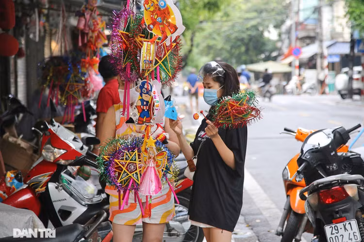 Khoảnh khắc chợ trung thu vắng lặng chưa từng có - 7