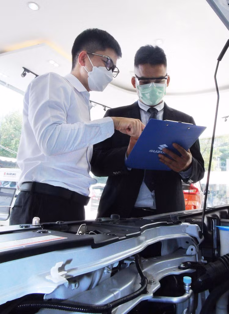 Ông Nhật Hoàng (bên phải) cho biết cửa hàng trực tiếp Suzuki World luôn tạo không gian an toàn cho khách và nhân viên để thích nghi với “bình thường mới".