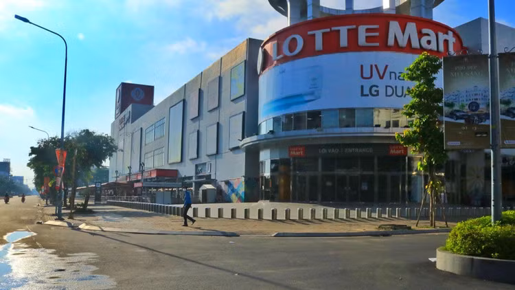 Khác với những ngày trước hàng dài người đến mua, chờ từ sáng sớm, sáng nay siêu thị Lotte Mart trên đường Nguyễn Văn Lượng (Q.Gò Vấp) không một bóng người /// CAO AN BIÊN