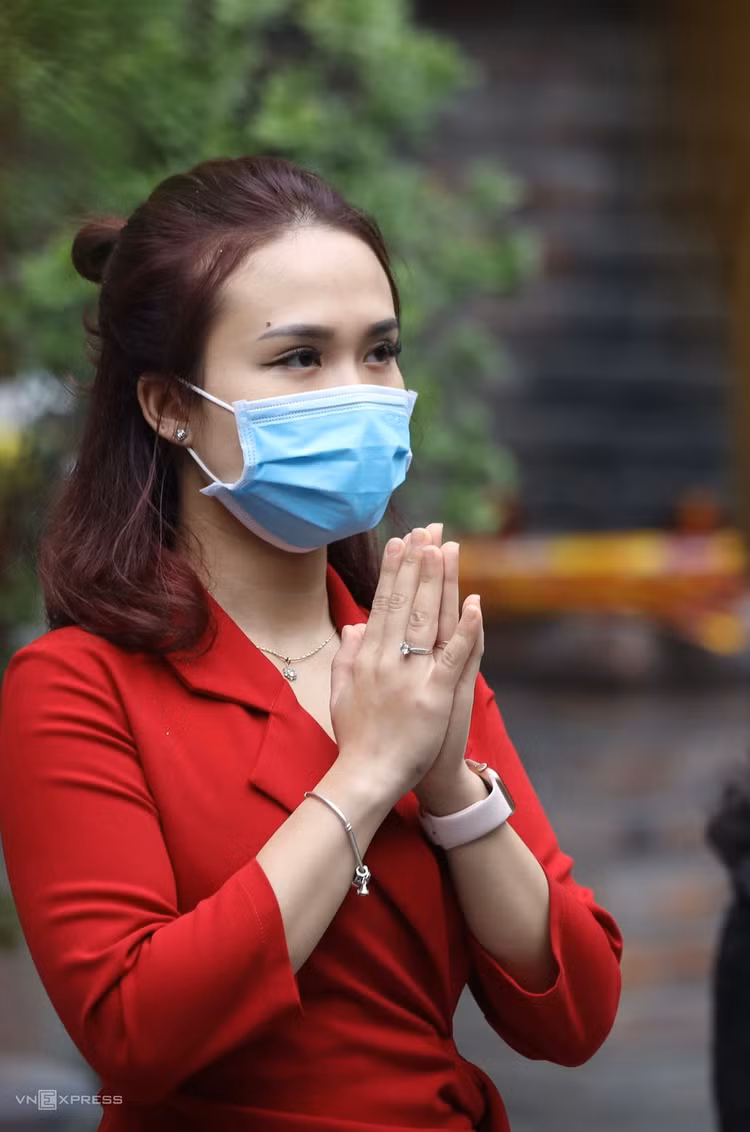 Người Hà Nội đeo khẩu trang lên chùa ngày Tết ảnh 5