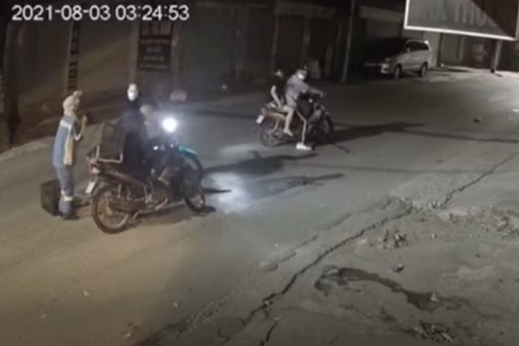 Công an Hà Nội phát thông tin nhận dạng nhóm cướp xe của nữ lao công - 1