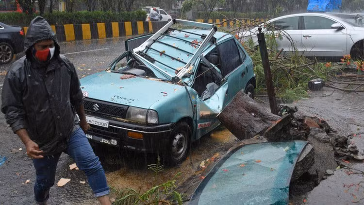 Tại thành phố Mumbai (thủ phủ của bang Maharashtra), sức gió rất mạnh đã khiến cho các cây to bật gốc và đè vào các xe đang đỗ bên đường. Ảnh: EPA Chưa hết ‘khốn khổ’ vì COVID-19, Ấn Độ tiếp tục hứng thêm siêu bão ảnh 1