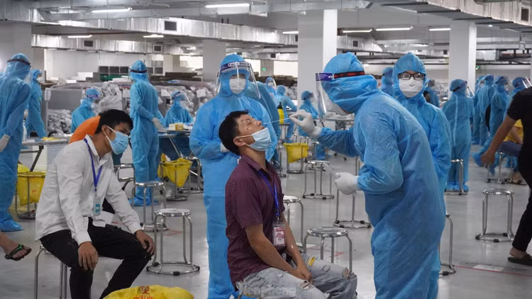 Cơ quan chức năng lấy mẫu xét nghiệm cho công nhân Khu công nghiệp Quang Châu Bắc Giang tạm dừng hoạt động khu công nghiệp để chống dịch ảnh 1