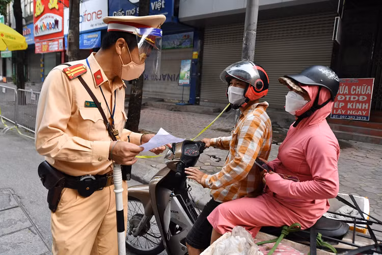 giao thong Ha Noi dong duc ngay dau tuan anh 7
