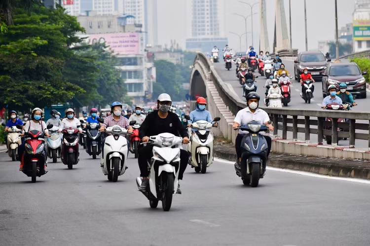 giao thong Ha Noi dong duc ngay dau tuan anh 12