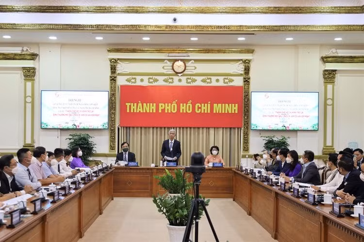 ong-vo-van-hoan-pho-chu-tich-ubnd-tphcm-phat-bieu-khai-mac-hoi-nghi.jpg