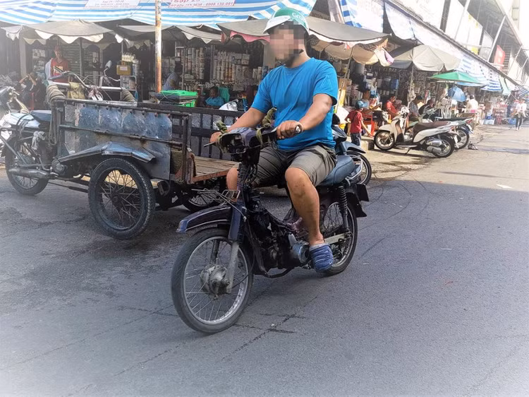 nhung-chiec-xe-het-dat-luu-thong-tren-duong-gay-o-nhiem-moi-truong-va-tiem-an-nguy-co-gay-tai-nan-giao-thong.jpg