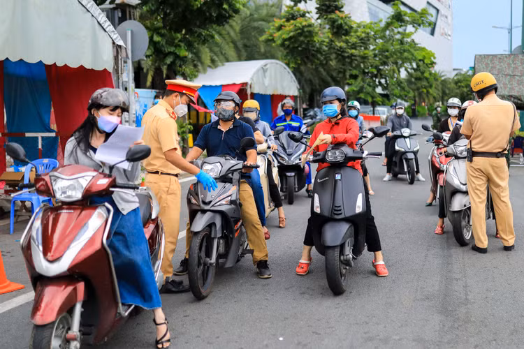 Xe cho nhan vien duoc luu hanh neu nguoi di cung xe co giay di duong anh 1