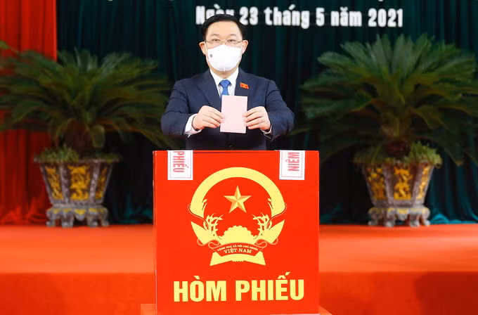 Chủ tịch Quốc hội Vương Đình Huệ bỏ phiếu bầu cử tại Hải Phòng, sáng 23/5. Ảnh: Hoàng Phong