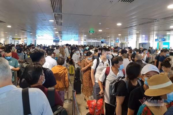 Nghìn người xếp kín đặc tầng 2 khu soi chiếu sân bay Tân Sơn Nhất
