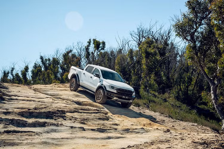 Ford chỉ mẹo lái xe an toàn trên cung đèo hiểm hóc ảnh 2