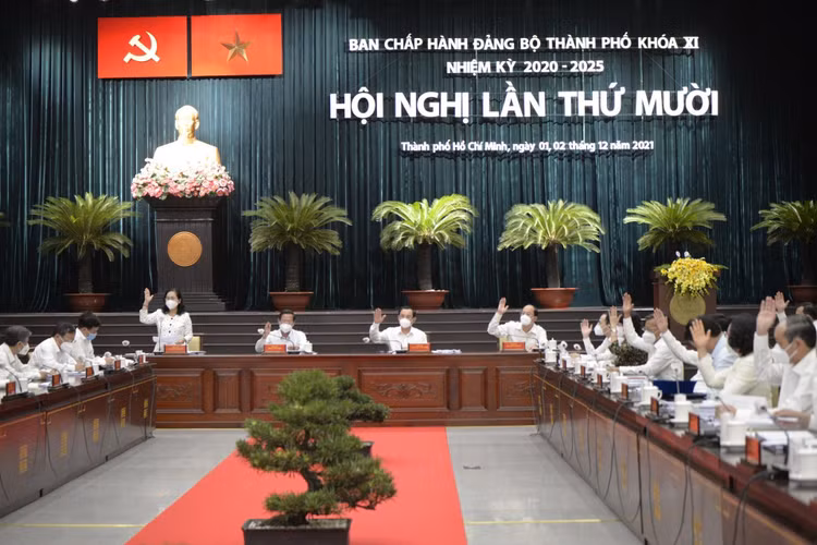 cac-dai-bieu-bieu-quyet-thong-qua-chuong-trinh-hoi-nghi..jpg
