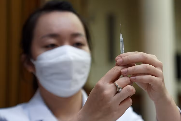Tranh cho doi, lua chon vaccine anh 2