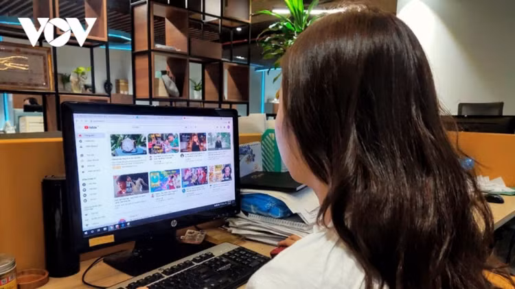 Người lao động có thể đăng ký nhận BHTN trực tuyến trong mùa dịch. (Ảnh minh họa)