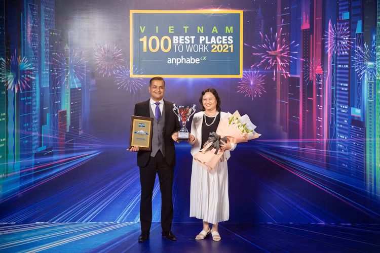 ong-binu-jacob-tong-giam-doc-va-ba-truong-bich-dao-giam-doc-nhan-su-cong-ty-nestle-viet-nam-nhan-bang-khen-va-cup.(1).jpg