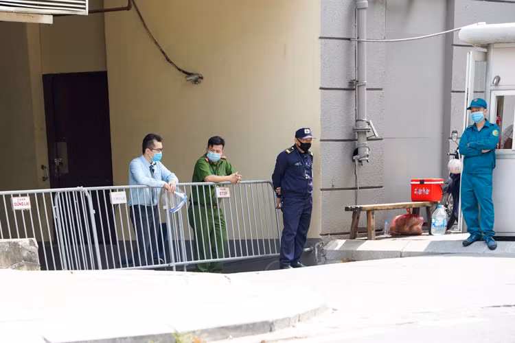 Hàng loạt khu vực nội thành Hà Nội phong tỏa liên quan đến 5 ca F0 mới - 7