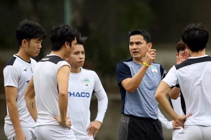 giua-tin-don-hlv-park-hang-seo-tu-chuc-kiatisak-.jpg