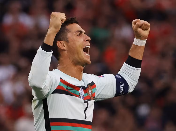 Ronaldo tao 3 ky luc anh 4
