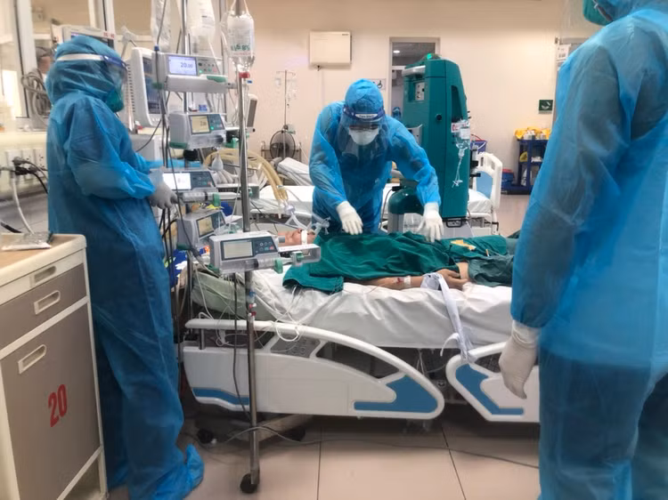1 phụ nữ sốc độc tố virus SARS-CoV-2, tổn thương phổi trên 75% vẫn sống sót kỳ diệu ảnh 1