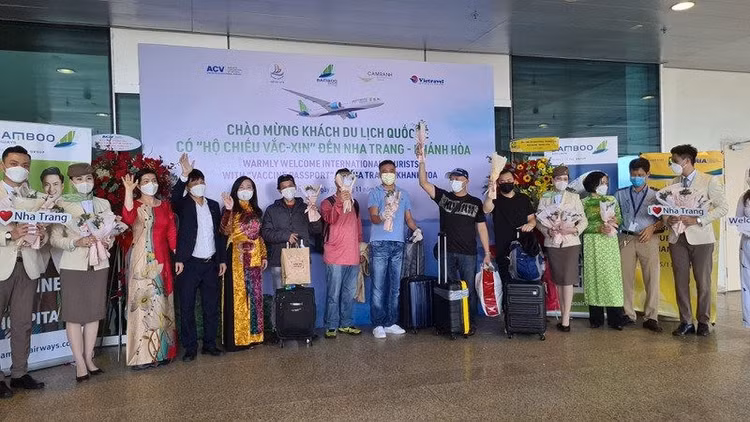 nhung-vi-khach-quoc-te-dau-tien-den-khanh-hoa-sau-thoi-gian-dai-anh-huong-boi-dich-covid-19..jpg
