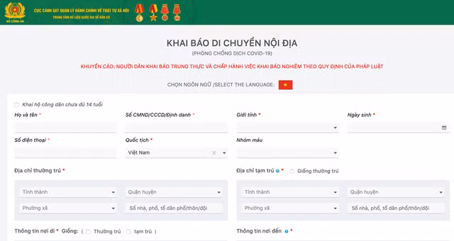 Nhiều người dân lúng túng khi sử dụng phần mềm quản lý công dân vùng dịch ở chốt kiểm soát - Ảnh 1.