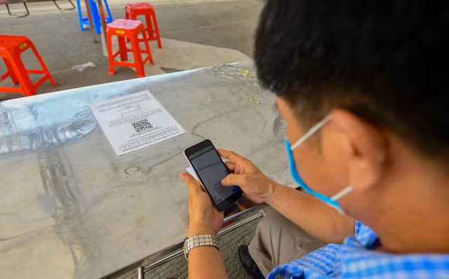 Nhiều người dân lúng túng khi sử dụng phần mềm quản lý công dân vùng dịch ở chốt kiểm soát - Ảnh 11.