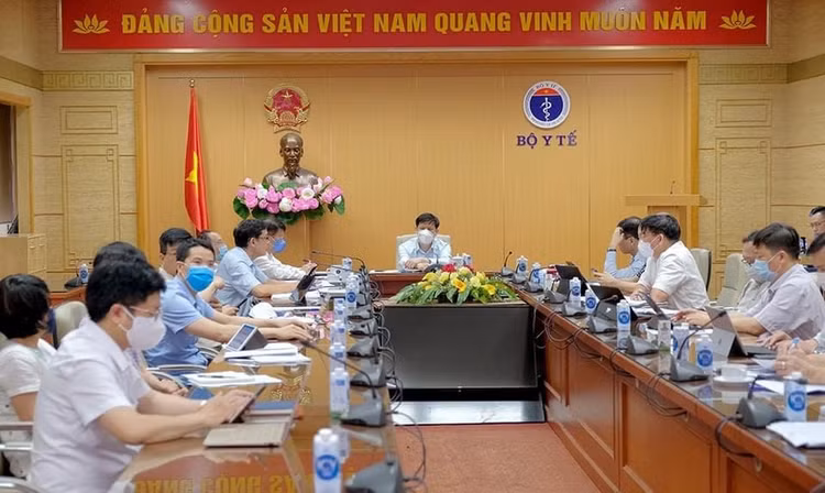 Bộ trưởng Bộ Y tế quyết định sẽ ra lời kêu gọi lực lượng cán bộ y tế trên toàn quốc tham gia chống dịch tại TPHCM và các tỉnh miền Nam.