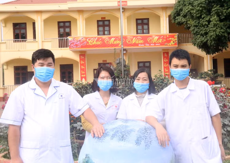 Cuộc di chuyển vào khu cách ly lúc nửa đêm của nữ nhân viên y tế