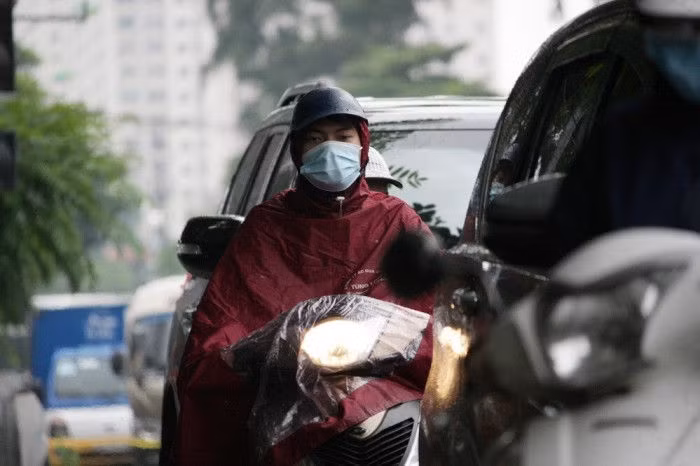 Đường 70 hà Đông - xa la tắc dài dưới cơn mưa sáng cuối tuần