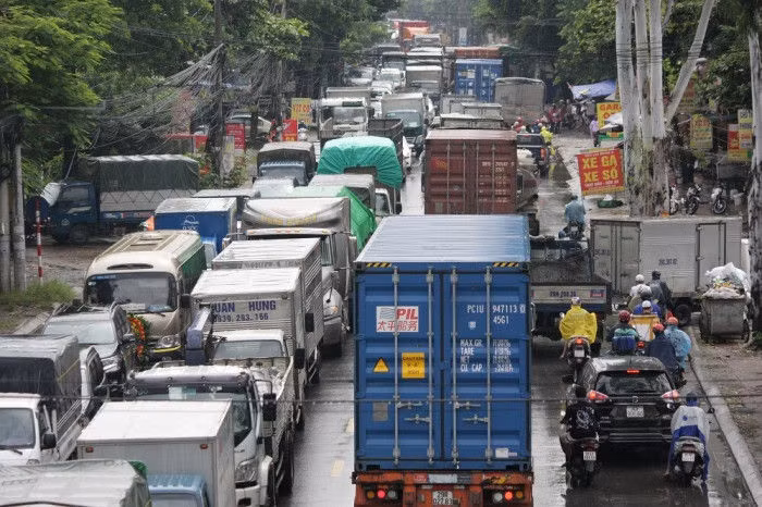 Đường 70 hà Đông - xa la tắc dài dưới cơn mưa sáng cuối tuần