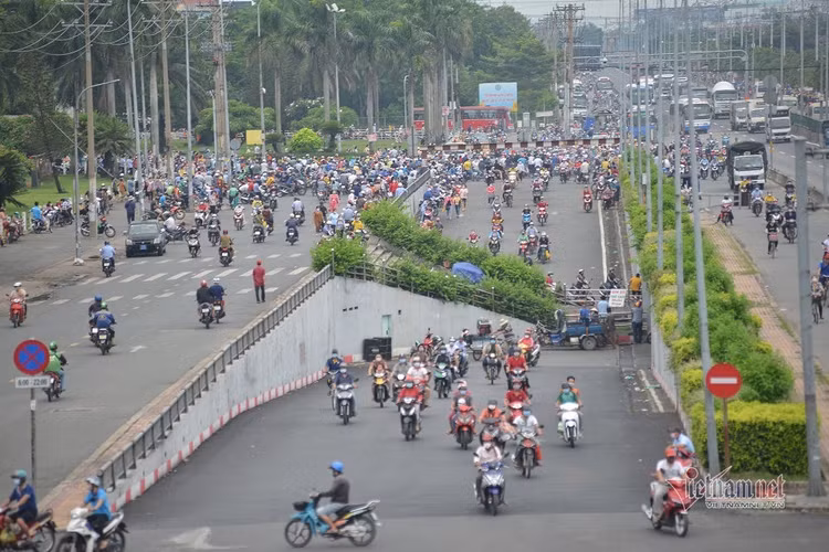 Xuất hiện ca F0 tại Công ty PouYuen, công nhân giãn cách từng nhóm lúc ra về