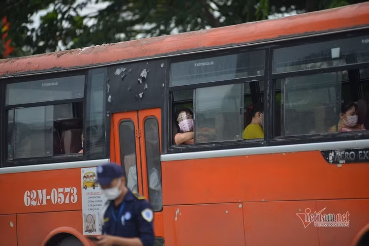 Xuất hiện ca F0 tại Công ty PouYuen, công nhân giãn cách từng nhóm lúc ra về