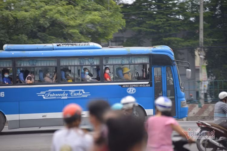 Xuất hiện ca F0 tại Công ty PouYuen, công nhân giãn cách từng nhóm lúc ra về