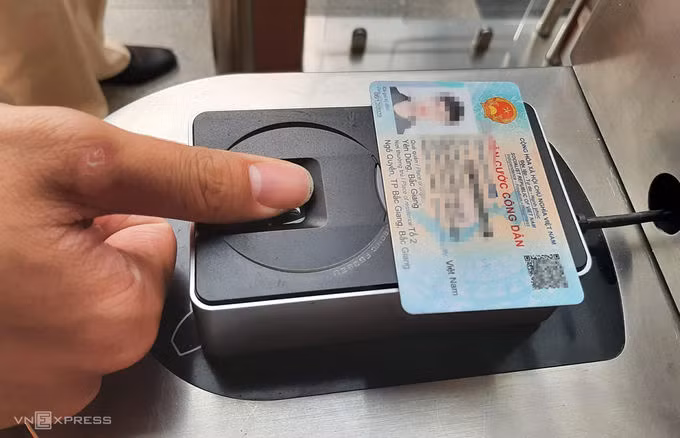 Cấp hơn 1,2 triệu thẻ căn cước công dân gắn chip ảnh 2 Loại thẻ căn cước mới có thể dùng làm thẻ mở cửa ra vào các khu vực cổng cơ quan thông qua xác thực thông tin trên con chip và vân tay. Ảnh: Bá Đô