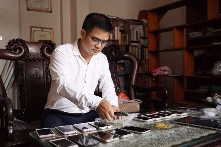 Chuyện về giảng viên xin điện thoại cũ, sửa xuyên đêm tặng học trò nghèo - 3