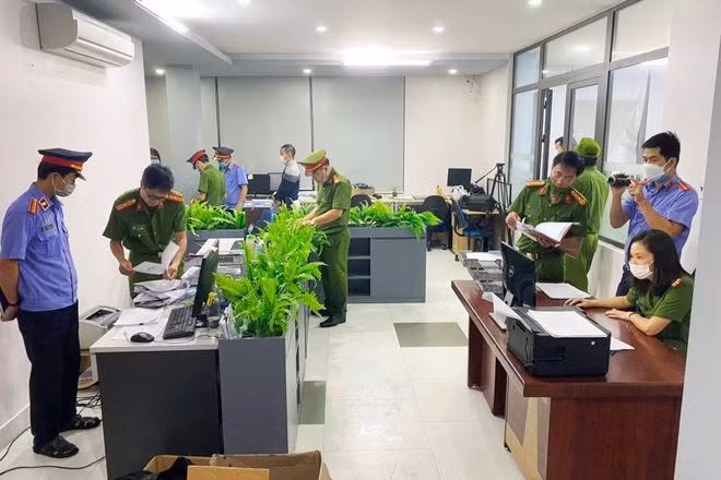cong-an-kham-xet-tru-so-cua-cong-ty-cp-tap-doan-khai-tin-anh-cong-an-tinh-thua-thien-hue-..jpeg